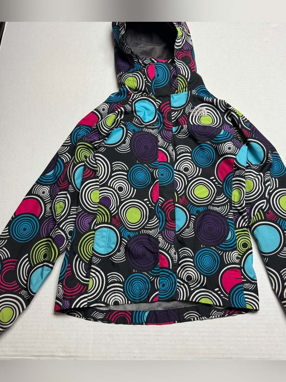 The North Face Hyvent Spiral Light Water, Wind Resistant Stowaway Hood Girls'- M